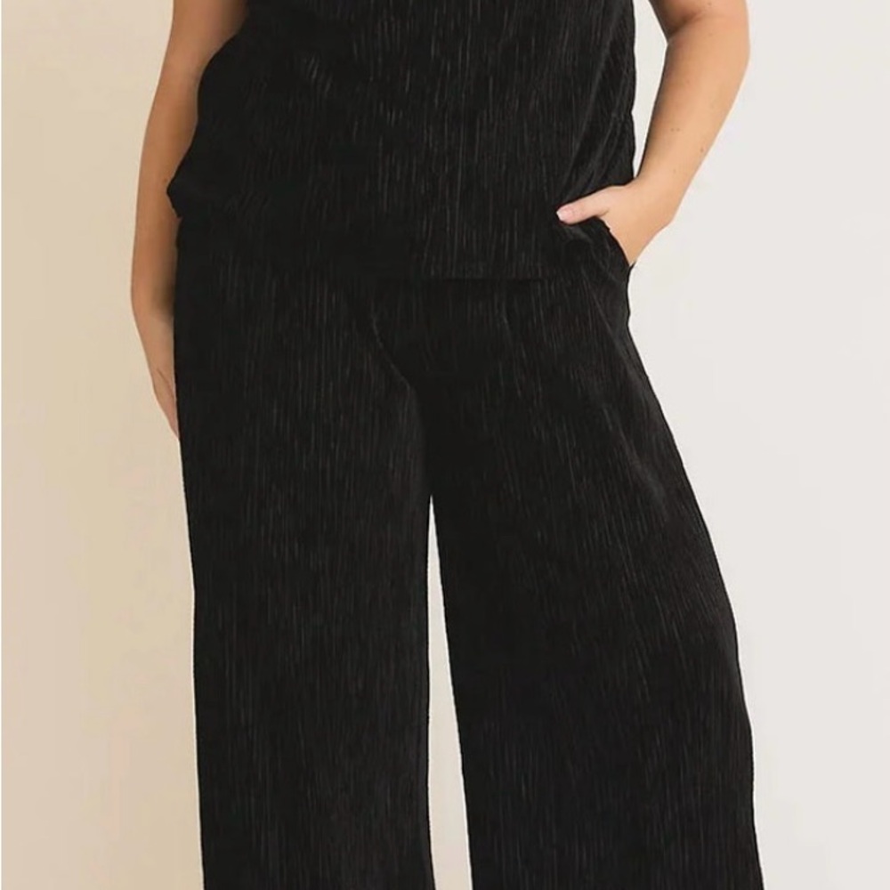 Gilli Plus Size Black Textured Cami & Wide Leg 2 Piece Set with Pockets Host Pic - Picture 6 of 11